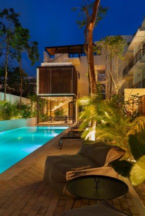 Luxury Condo for 4 with access to pool